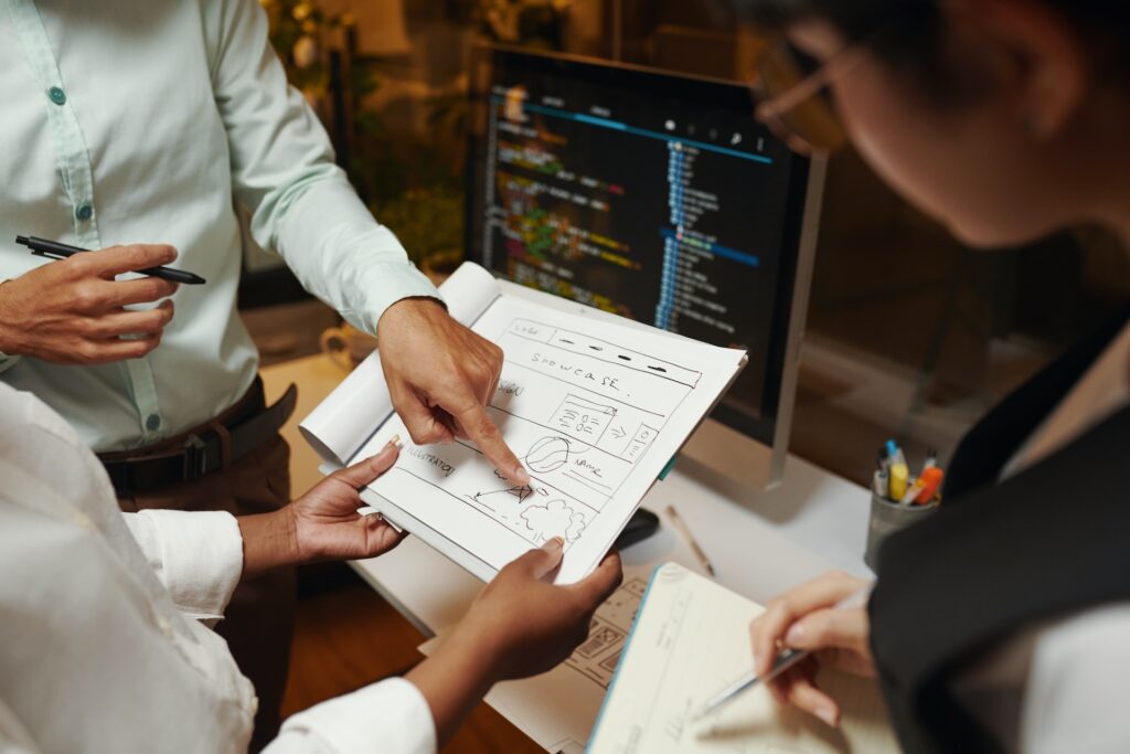 designers discussing website design 2025 01 29 08 07 31 utc [공지] 대표 멘토가 직접 말아주는 취업 전략 - 이력서 컨설팅